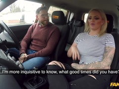 Leie, Arsch, Grosse titten, Blasen, Auto, Handjob, Muschi, Tätowierung