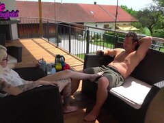 ブロンド, フェラチオ, ズームショット, 共学, 足, ドイツ人, 自家製, タトゥー