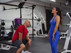 Anaal, Grote mammen, Pijpbeurt, Bruinharig, Lul, Hondjeshouding, Sperma in gezicht, Sportzaal