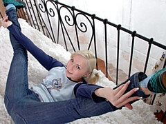 Anal, Blonde, Doigter, Masturbation, Cheveux courts, Dénudage, Adolescente, Jouets