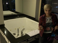 素人, 浴室, ブロンド, 指いじり, 彼女, オマンコ, ショートヘア, オッパイの