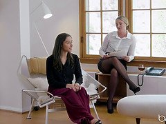 Grosse titten, Blondine, Gesichtssitzen, Kompletter film, Lecken, Büro, Muschi, Arsch lecken