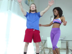 Africain, Américain, Noire, Sucer une bite, En levrette, Huilée, Spandex, Adolescente