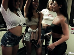 Asiático, Rubia, Gafas, Latina, Lesbiana, Falda, Calcetines, Tetas