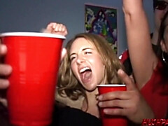 Grosser schwanz, Blondine, Blasen, Studentin, Hochschule, Spermaladung, Party, Öffentlich