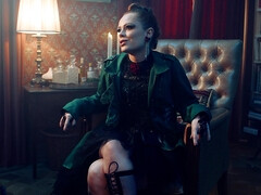 Cul, Nana, Chambre à dormir, Brunette brune, Tir de sperme, Faciale, Masturbation, Piercing