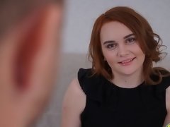 Grosser arsch, Blasen, Hundestellung, Handjob, Rotschopf, Rasiert, Strümpfe, Titten