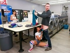 Arsch, Grosser arsch, Braunhaarige, Hundestellung, Handjob, Hardcore, Interrassisch, Öffentlich