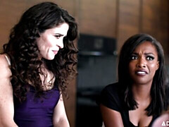 Verga grande, Mamada, Morena, Estilo perrito, Tetas naturales, Cabello corto, Flaco, Adolescente