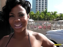 Cul, Gros cul, Bikini, Blonde, Faciale, Hard, Léchez, Tatouage