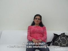 Sucer une bite, Brunette brune, Tchèque, Lunettes, Hard, Tatouage