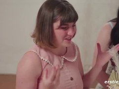 Arschlecken, Flotter vierer, Deutsch, Lesbisch, Natürlichen titten, Nackt, Piercing, Muschi