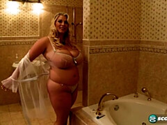 Gros cul, Gros seins, Blonde, Rondelette, Doigter, Masturbation, Solo, Dénudage