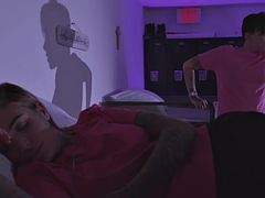 Amateur, Nana, Homme nu et filles habillées, Femme dominatrice, Public, Strapon, Tatouage, Jouets