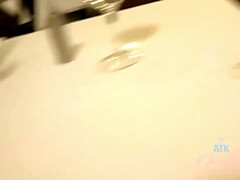 Sperma in gezicht, Vingeren, Voetbeurt, Pissen, Gezichtspunt, Douche, Tatoeage, Tieten likken