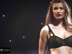 Grosse titten, Blondine, Blasen, Aufs gesicht abspritzen, Lingerie, Reiten, Rau, Hintern versohlen