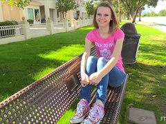 Kleid, Extrem, Klaffend, Absätze, Masturbation, Orgasmus, Öffentlich, Unter dem rock