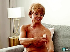 Grosser arsch, Grosse titten, Fingern, Reif, Milf, Kurzes haar, Solo, Entkleiden