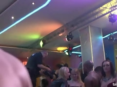 お尻, 着衣女と全裸男, 衣服着たままセックス, キス, レズビアン, なめる, 剃毛, フェラする