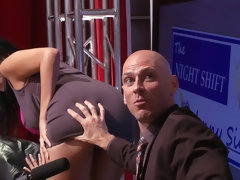 Gros seins, Sucer une bite, Brunette brune, Tir de sperme, Doigter, Mère que j'aimerais baiser, Bureau, Chatte