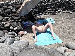 Guy Finds A Naked Stranger Girl Fingering On Public Beach And Cum