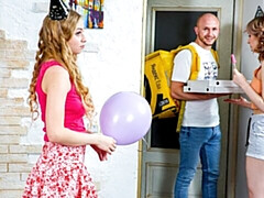 18 jaar, Grote kont, Grote lul, Grote mammen, Pijpbeurt, Hondjeshouding, Mager, Tiener