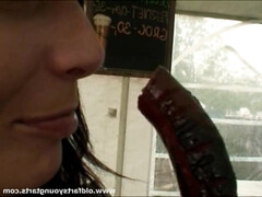 Nana, Sucer une bite, Brunette brune, Branlette thaïlandaise, Hard, Mère que j'aimerais baiser, Seins naturels, Public