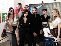 Pijpbeurt, Hondjeshouding, Handbeurt, Hardcore, Zoenen, Kousen, Tatoeage, Tiener