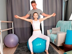 Sucer une bite, Brunette brune, En levrette, Branlette thaïlandaise, Léchez, Maigrichonne, Tatouage, Adolescente