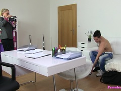 Leie, Betrug, Spermaladung, Aufs gesicht abspritzen, Frau, Handjob, Büro, Pov