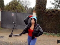 Gros seins, Sucer une bite, Brunette brune, Plantureuse, Seins naturels, Pigtail, Public, Rasée