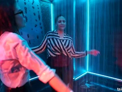 Blonde, Brunette brune, Habillées, Hard, Orgie, Fête, Timide, Mouillée