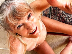 Enthousiasteling, Grote kont, Grote mammen, Blond, Vingeren, Harig, Rijpe lesbienne, Alleen
