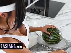 Asiatisch, Grosser arsch, Blasen, Spermaladung, Kehlenfick, Hd, Nackt, Jungendliche (18+)