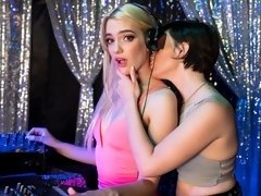 69, Blonde, Doigter, Embrassement, Lesbienne, Masturbation, Maigrichonne, Dénudage