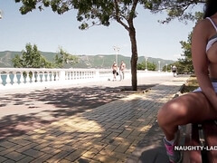 Plage, Gros seins, Brunette brune, Exhib, Mère que j'aimerais baiser, Seins naturels, Solo, Nénés