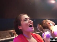 Gros seins, Sucer une bite, Plantureuse, Groupe, Hard, Interracial, Léchez, Chatte