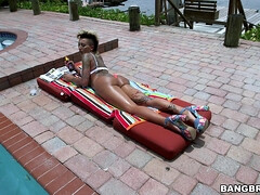 Culo, Culo grande, Al aire libre, Bragas, Piscina, Sexo soft, Tatuaje