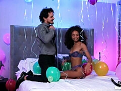 Gros cul, Grosse bite, Sucer une bite, Brunette brune, En levrette, Interracial, Seins naturels, Nénés