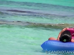 Tussi, Strand, Grosse titten, Bikini, Monster, Natürlichen titten, Im freien, Spanner