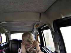 Blonde, Sucer une bite, Bottes, En levrette, Doigter, Pigtail, Chatte