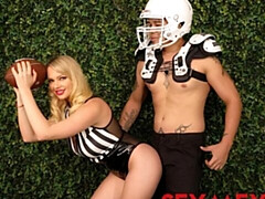 Gros cul, Grosse bite, Gros seins, Blonde, Sucer une bite, En levrette