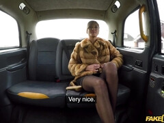 Blonde, Sucer une bite, Voiture, Talons, Mère que j'aimerais baiser, Argent, Cheveux courts, Jarretelles