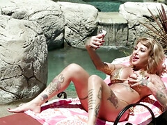 Verga grande, Tetas grandes, Rubia, Mamada, Garganta profunda, Sexo duro, Lamidas, Al aire libre