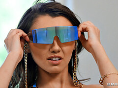 Бикини, Брюнетки, Очки, Каблуки, Трусики, Пирсинг, Тату, Втроем