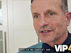 Brunette brune, Tromperie, Tchèque, Petite amie, Hard, Actrice du porno, Tatouage, Nénés