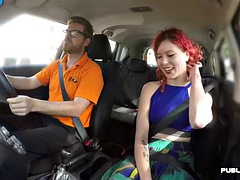 Chica, Coche, Corrida, Público, Pelirrojo, Montar, Afeitado, Tatuaje