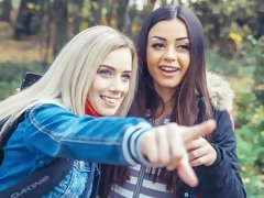 Sucer une bite, En levrette, 2 femmes 1 homme, Branlette thaïlandaise, Maigrichonne, Adolescente, Plan cul à trois, Nénés