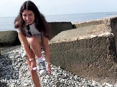 Nana, Plage, Sucer une bite, Tir de sperme, De plein air, Pov, Public, Adolescente