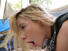 Sucer une bite, En levrette, Faciale, Léchez, De plein air, Petite femme, Chatte, Tatouage